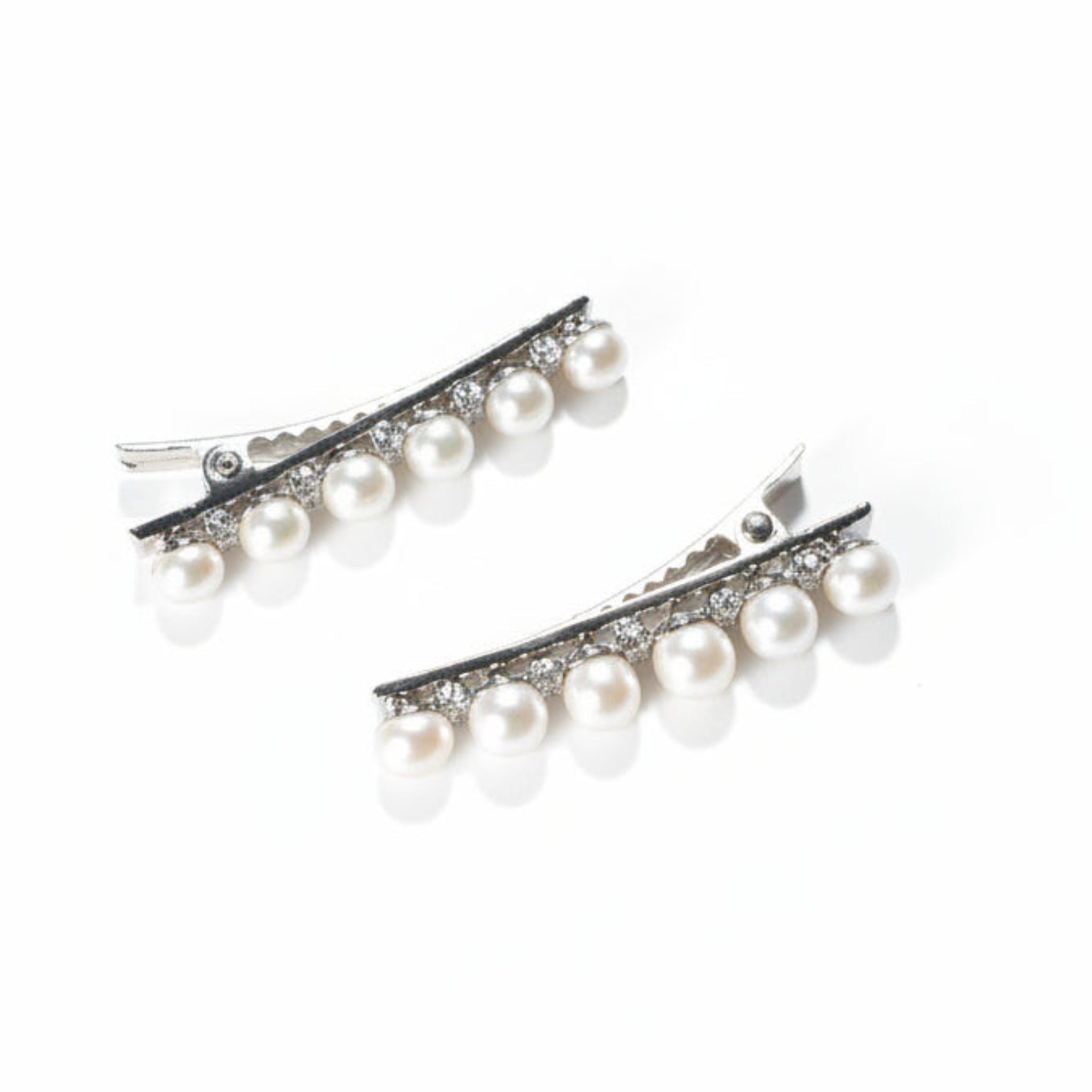 “Chic Pearl Hair Clip with Six Perfectly Matched Pearls”