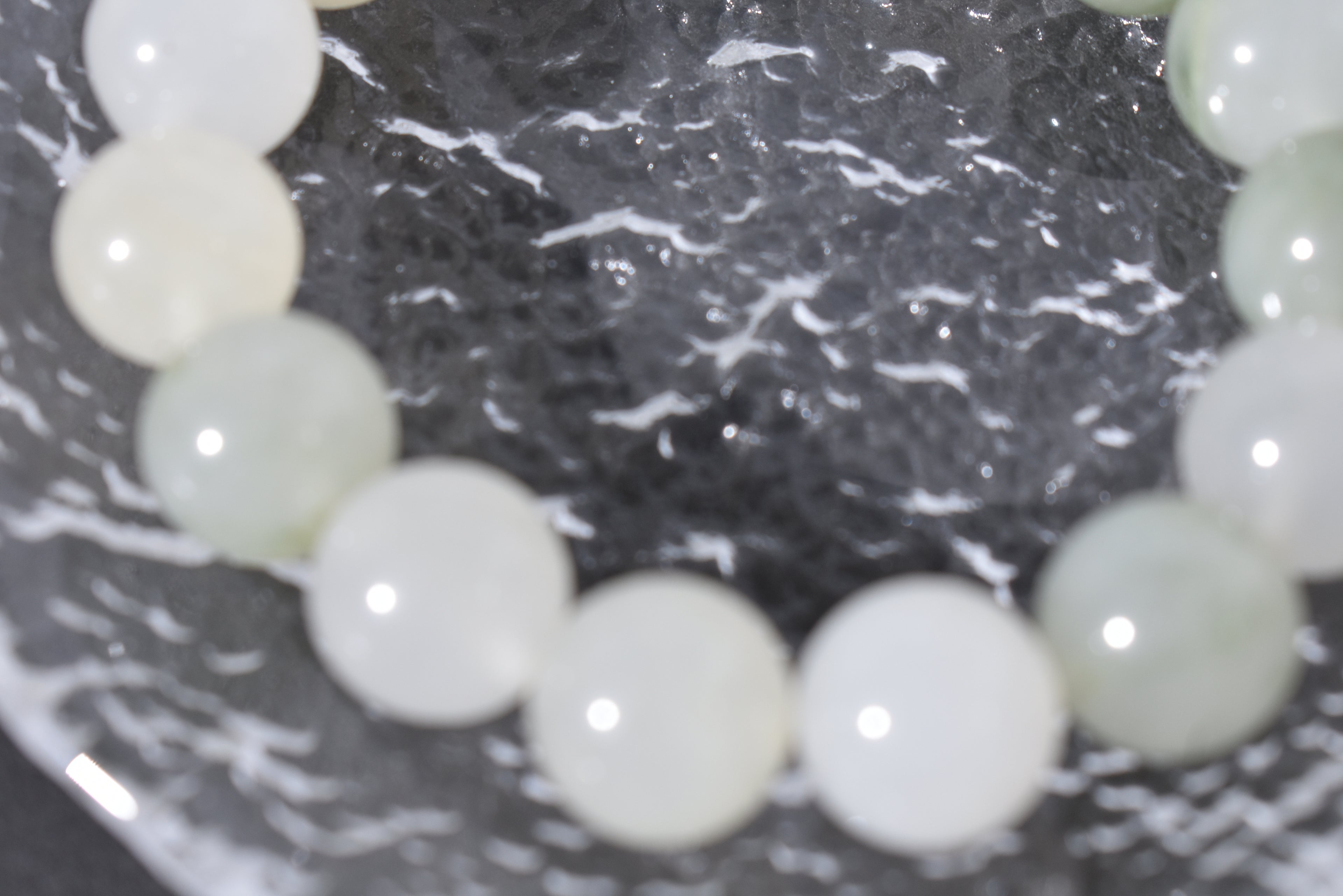 “Tianshan Green Jade Beaded Bracelet – Natural Elegance”）