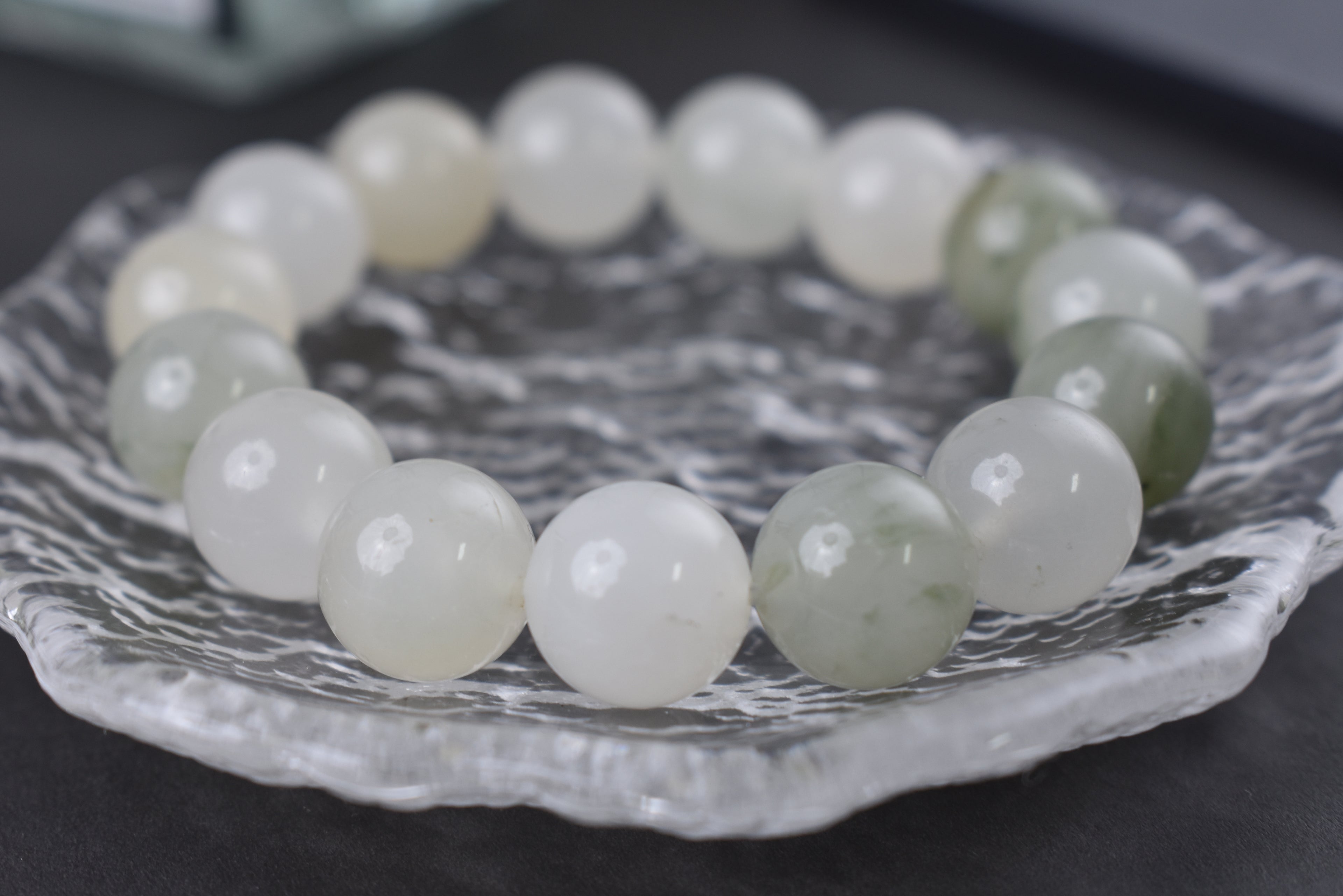 “Tianshan Green Jade Beaded Bracelet – Natural Elegance”）