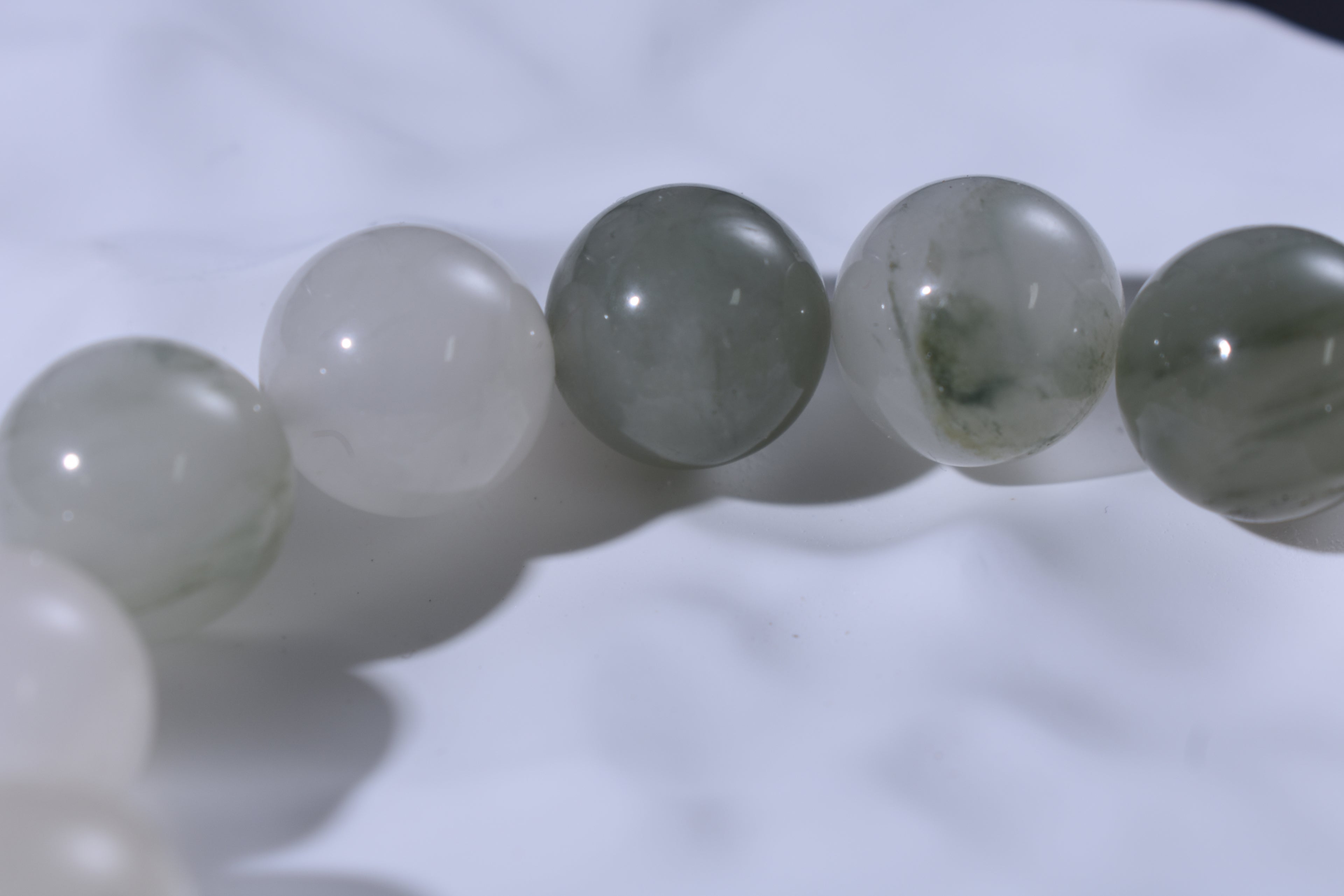 “Tianshan Green Jade Beaded Bracelet – Natural Elegance”）