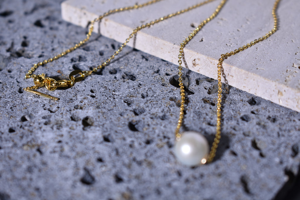“Single Pearl Pendant Necklace”