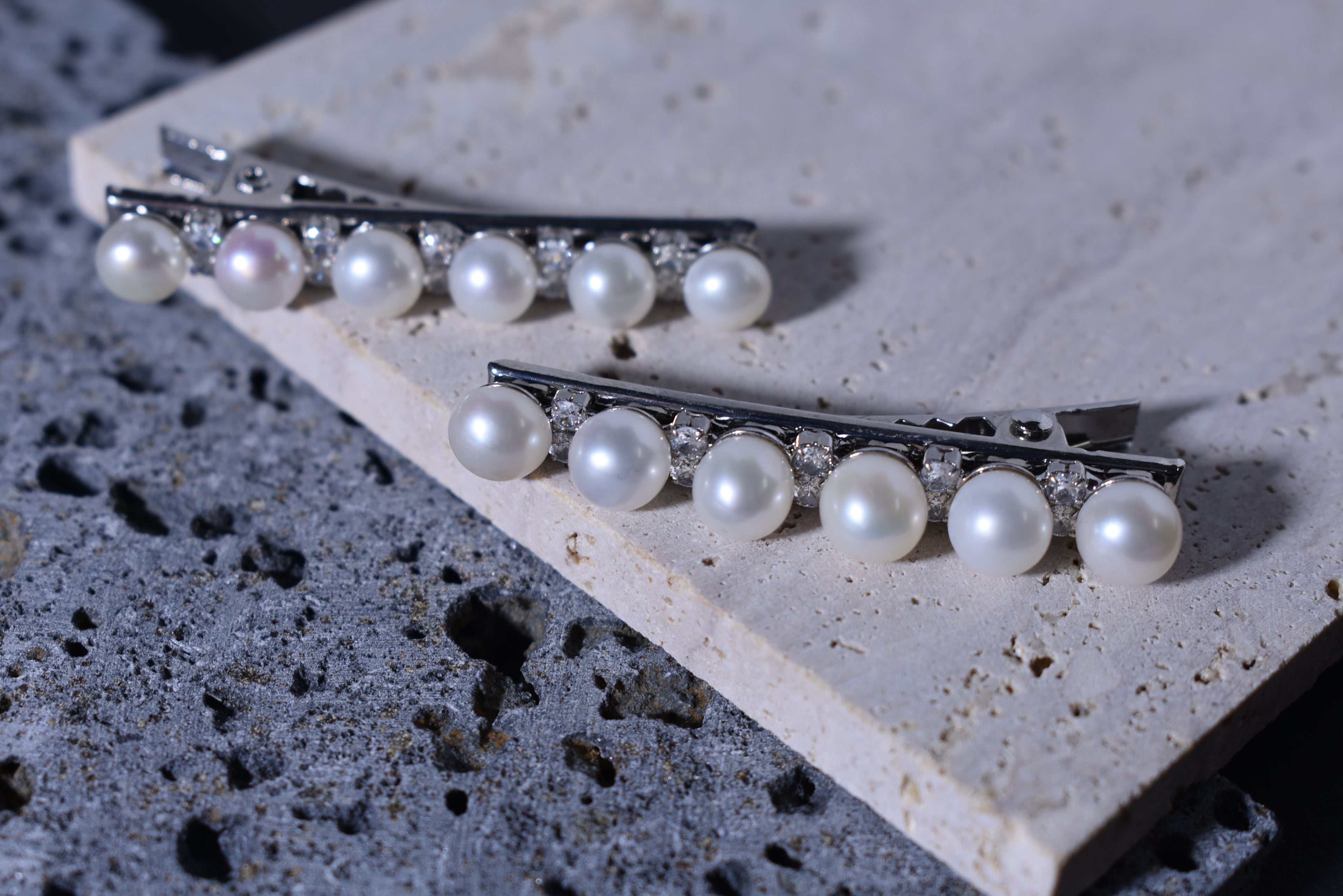 “Chic Pearl Hair Clip with Six Perfectly Matched Pearls”