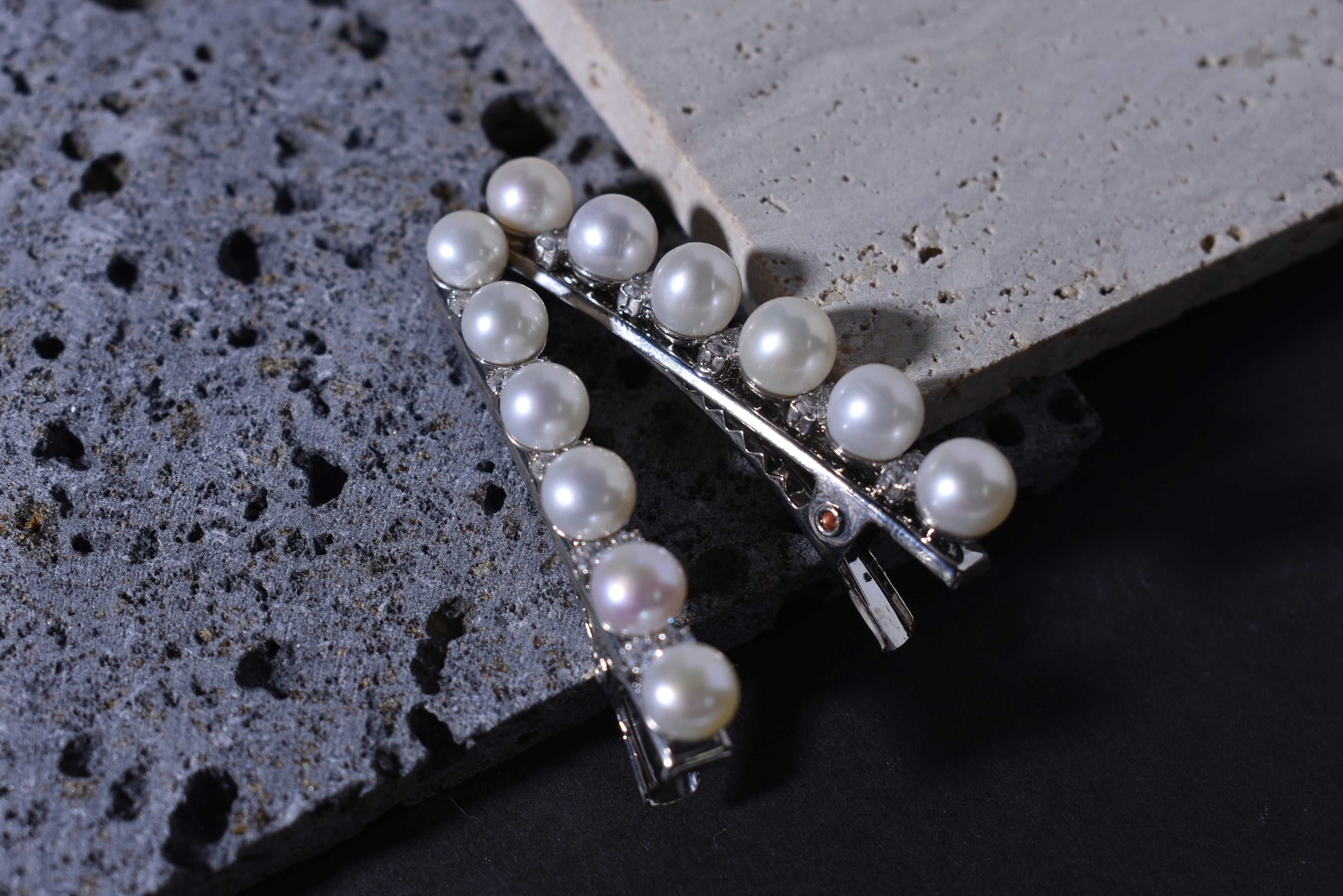 “Chic Pearl Hair Clip with Six Perfectly Matched Pearls”