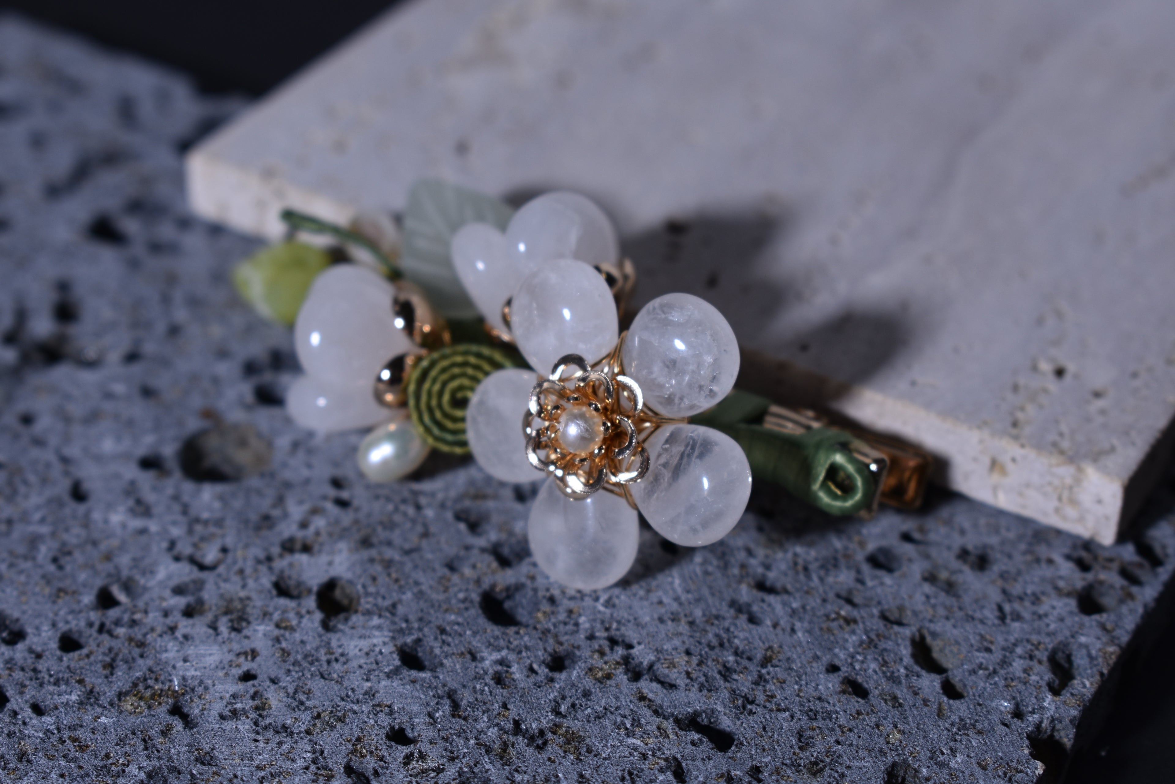 “Handcrafted White Crystal Hair Clip & Brooch – Dual-Wear Design”）