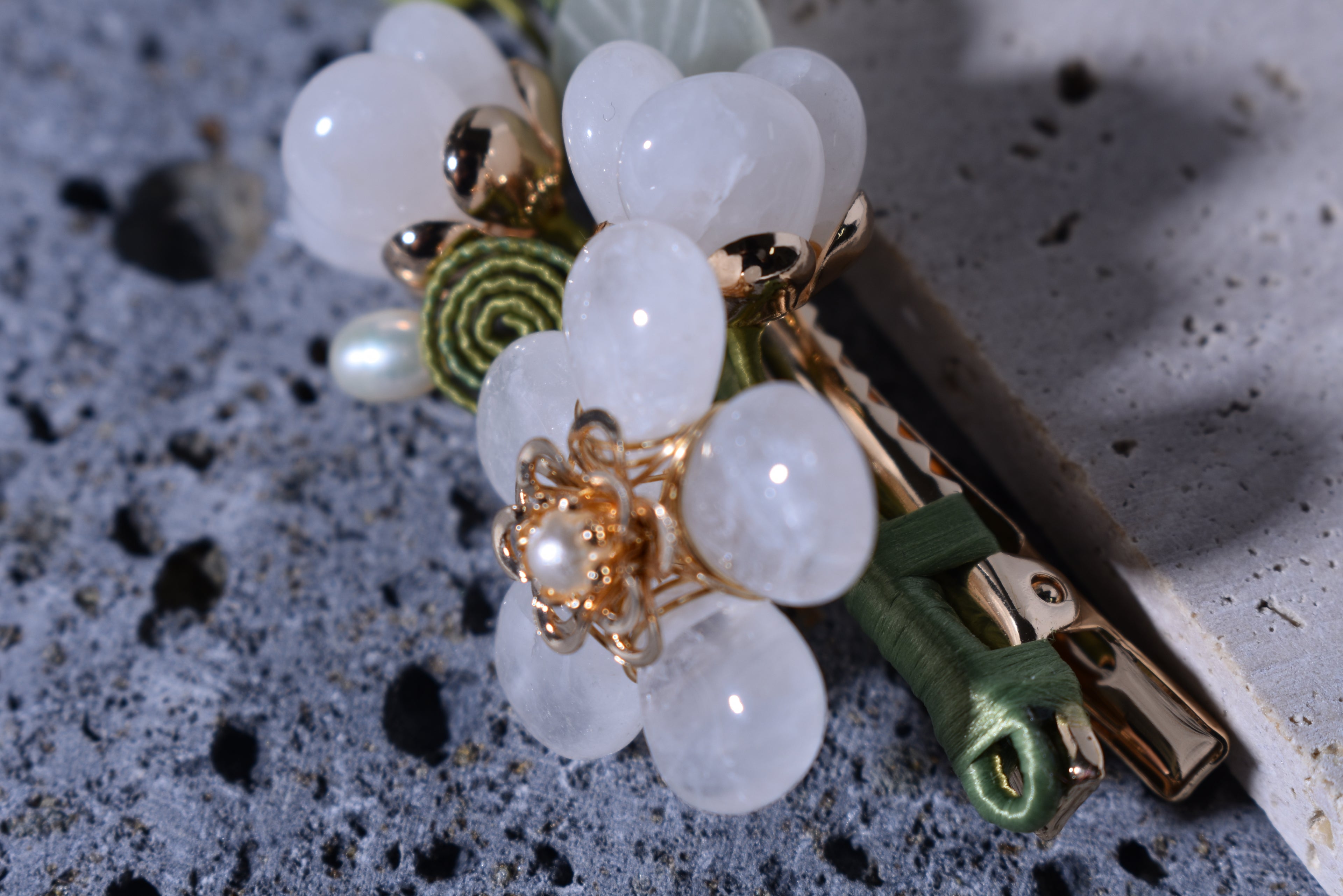 “Handcrafted White Crystal Hair Clip & Brooch – Dual-Wear Design”）